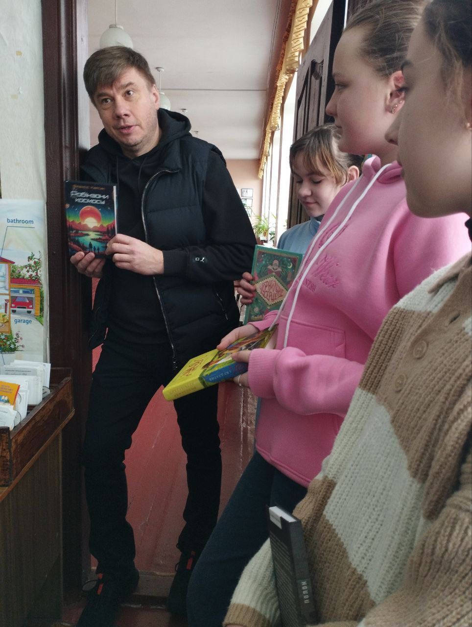 Олександр Біленький подарував книги двом шкільним бібліотекам Решетилівської громади