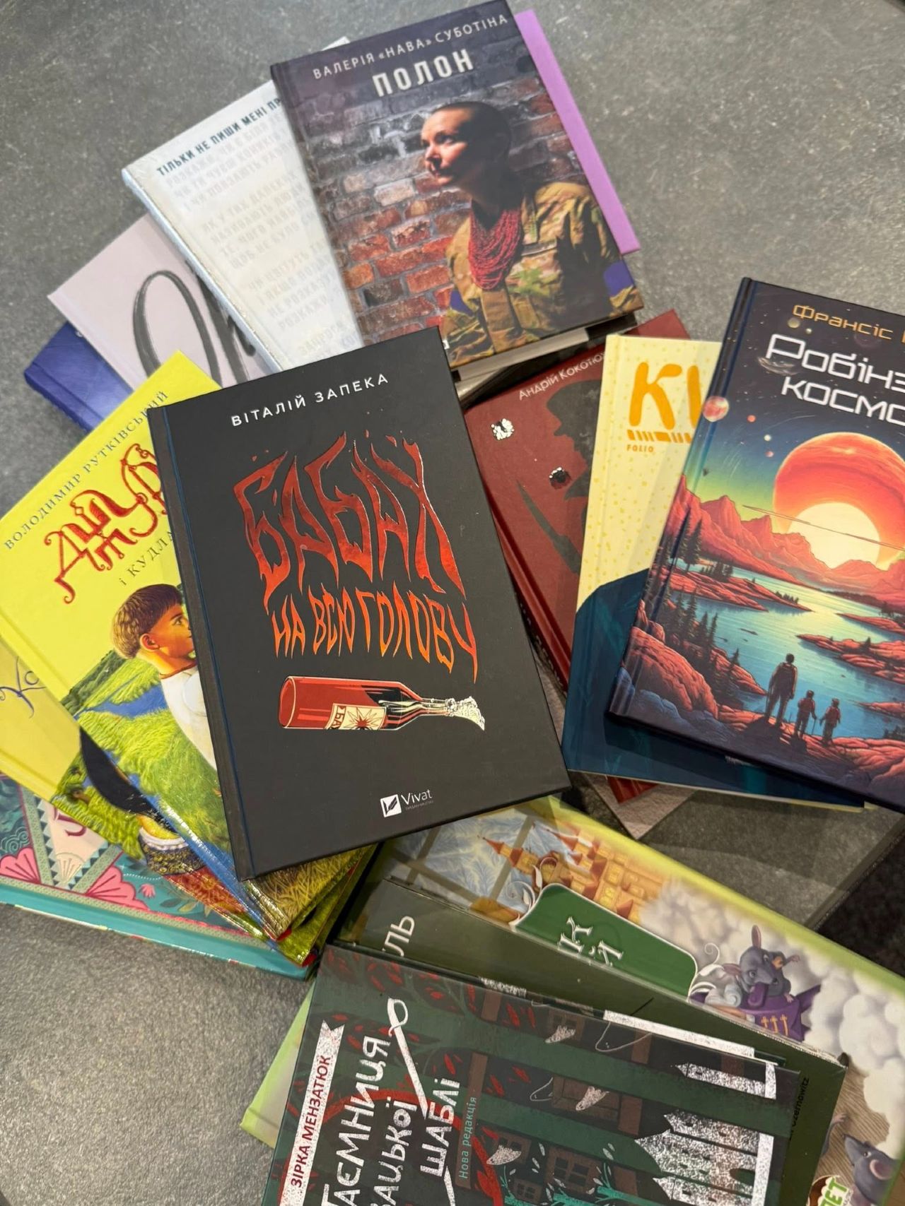 Олександр Біленький подарував книги двом шкільним бібліотекам Решетилівської громади