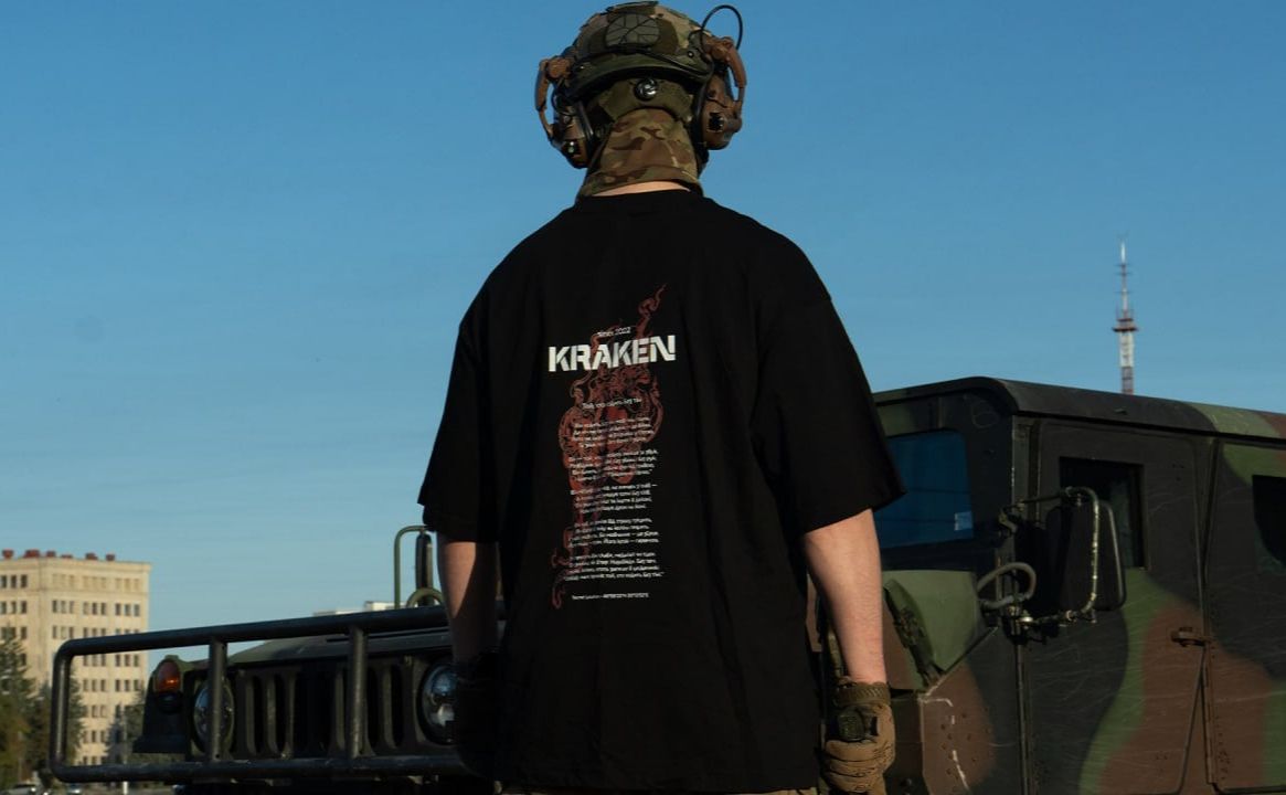 Бійці спецпідрозділу Kraken створили благодійний мерч із віршами побратима