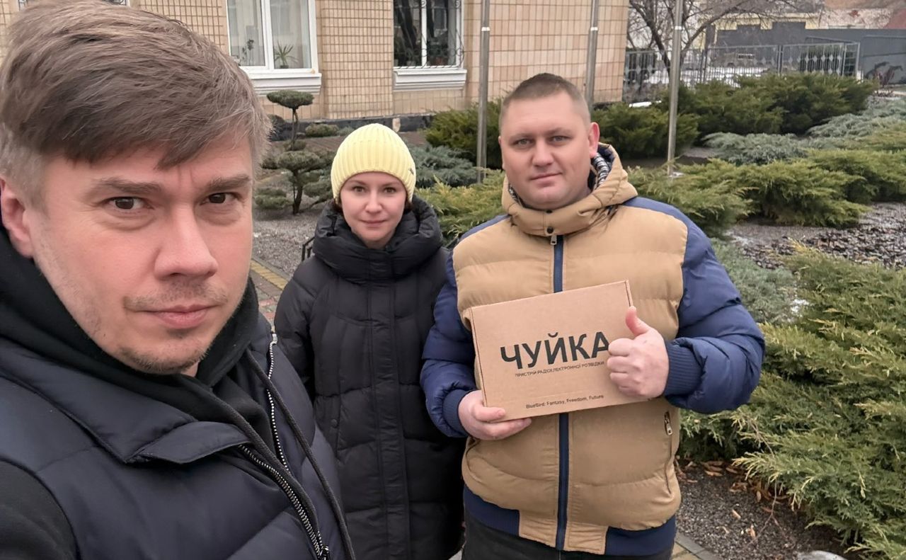 Захиснику із Демидівки передали детектор дронів