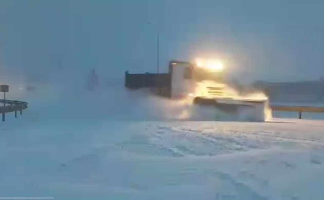 На автошляхах Полтавщини ліквідовують наслідки зимової негоди