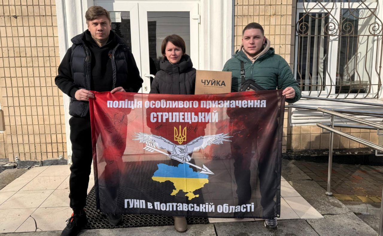 Олександр Біленький і Оксана Дядюнова передали детектор дронів захиснику із Решетилівки