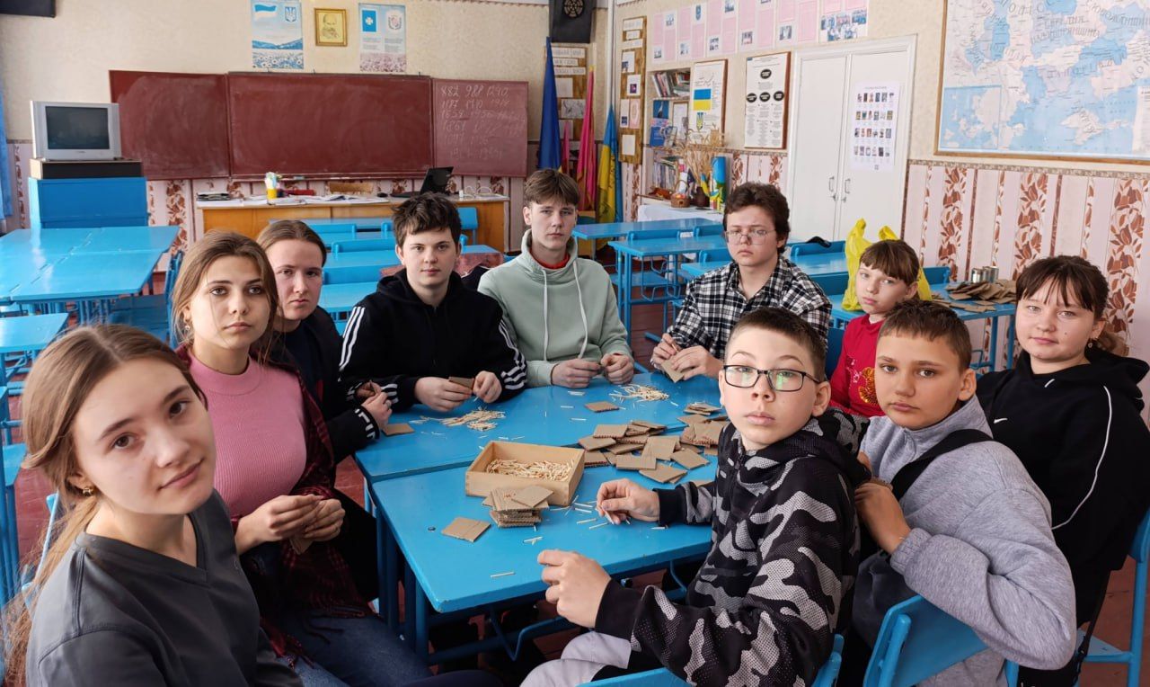 Остап’євські школярі допомагають волонтерам виготовляти окопні свічки