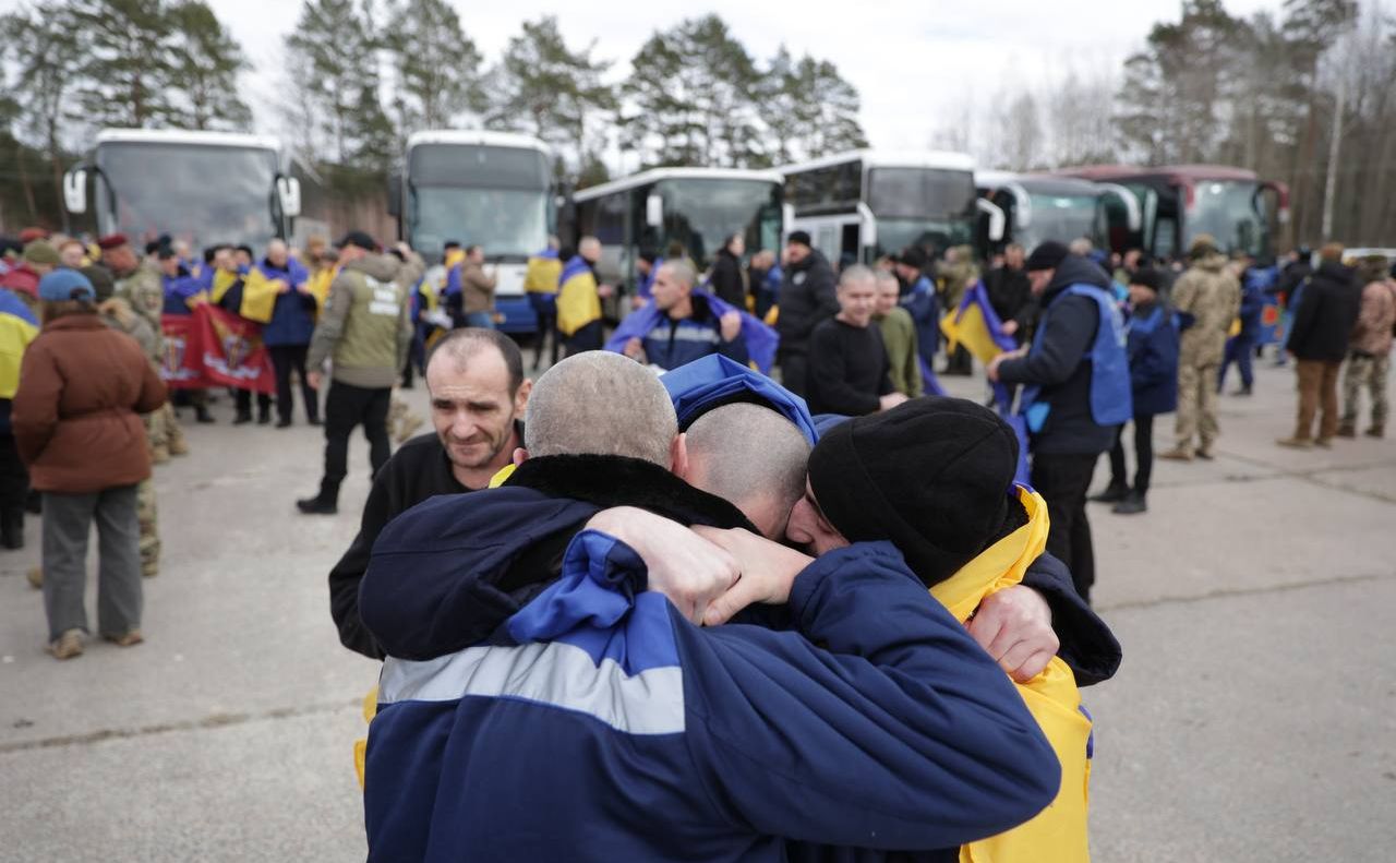 Другий день обмінів: з російського полону додому повернулося ще 300 українців