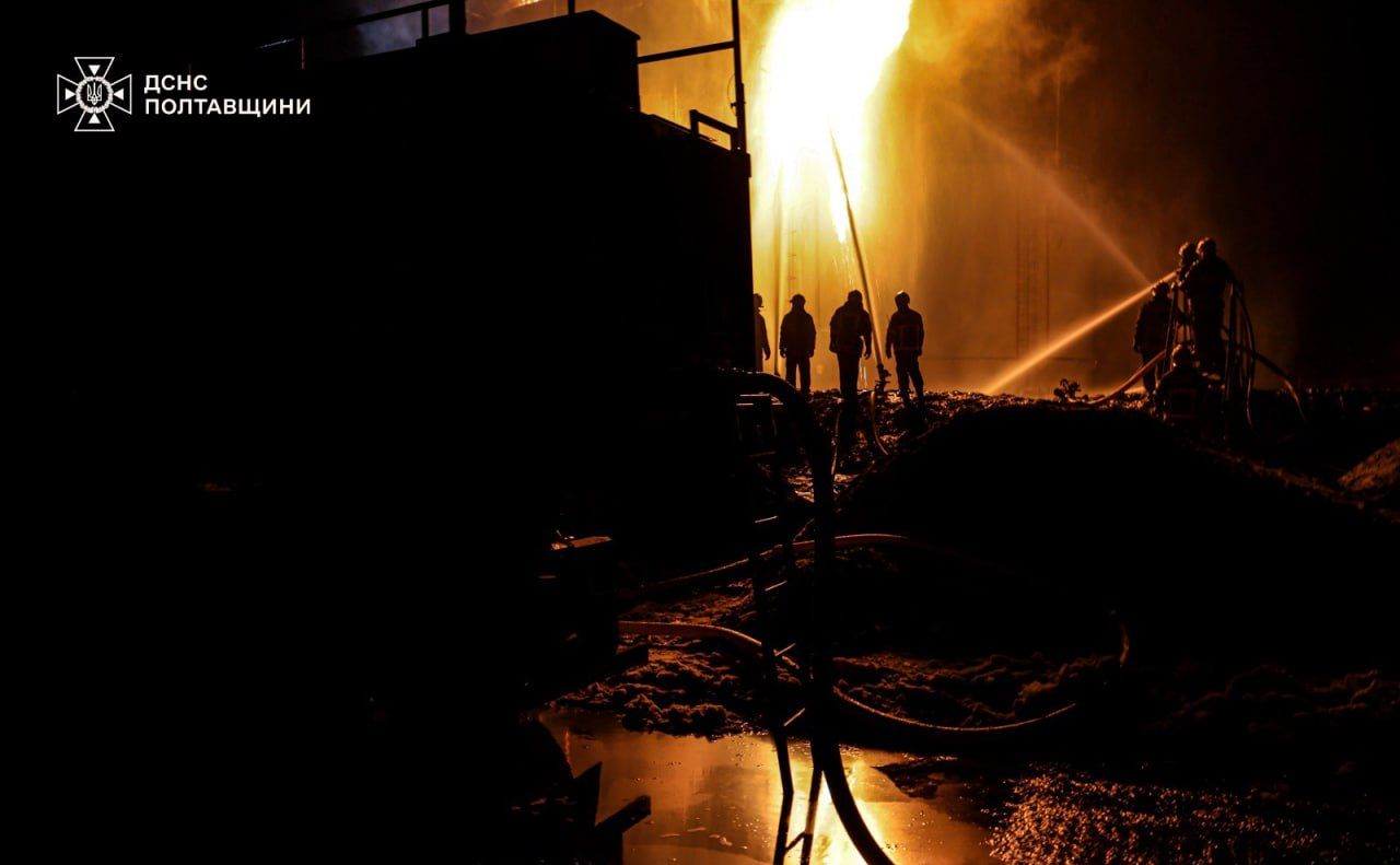 На Миргородщині три дні гасили пожежу після ударів російських дронів