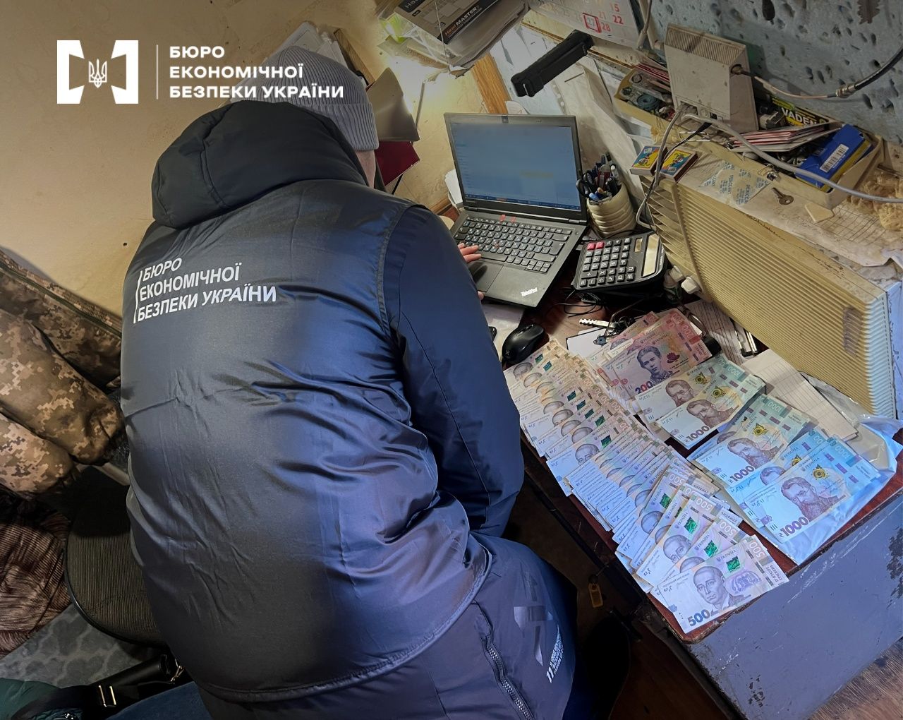 Детективи БЕБ демонтували дві нелегальні заправки у Дніпрі