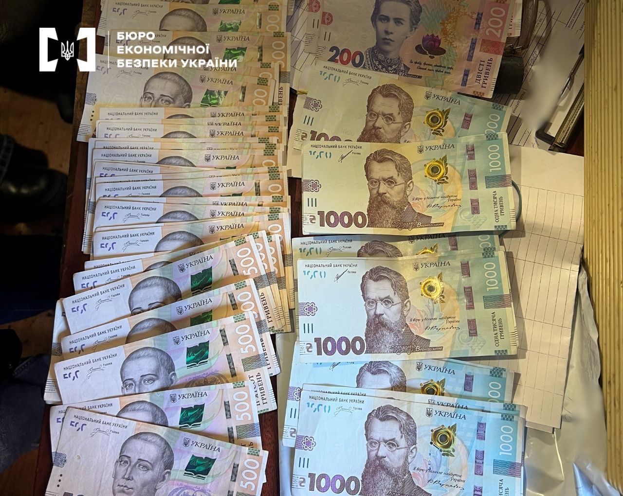 Детективи БЕБ демонтували дві нелегальні заправки у Дніпрі