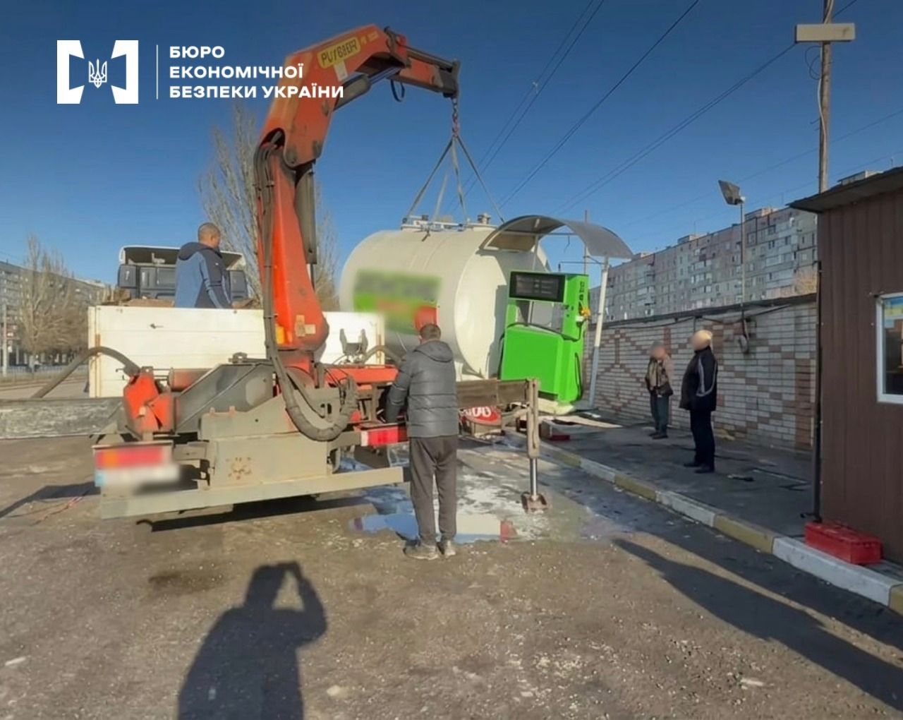 Детективи БЕБ демонтували дві нелегальні заправки у Дніпрі