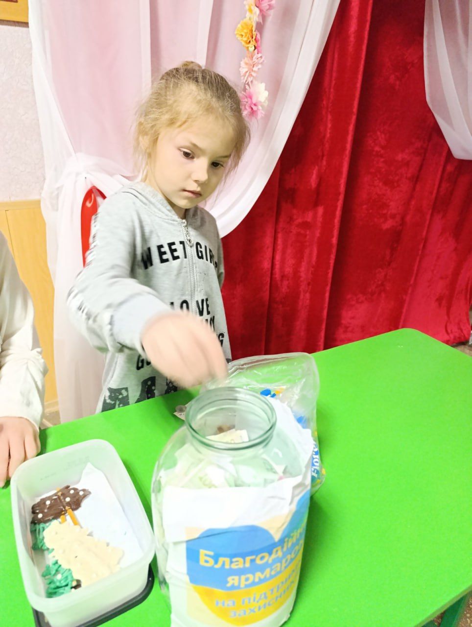 Піщанські школярі зібрали понад 7 тисяч на благодійному ярмарку