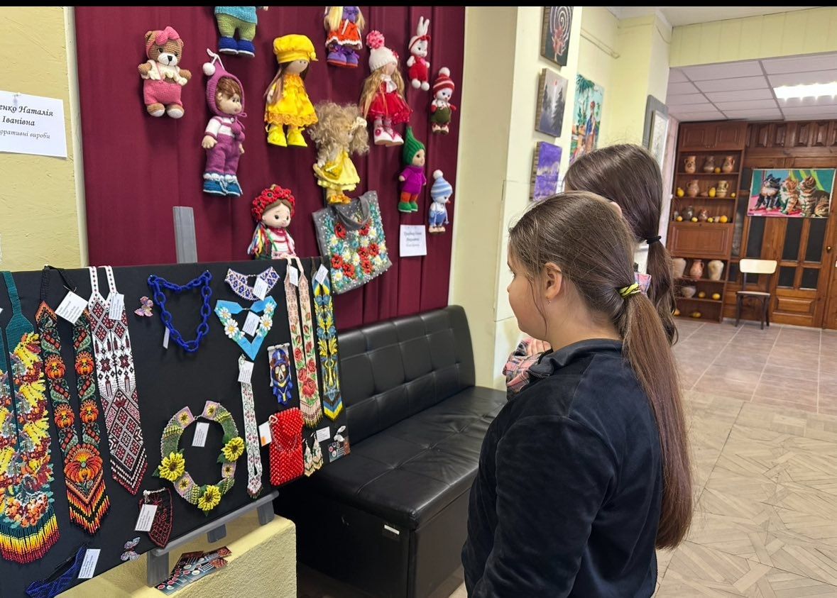 Решетилівські школярі завітали на виставку «Я — жінка, берегиня, я — весна!»