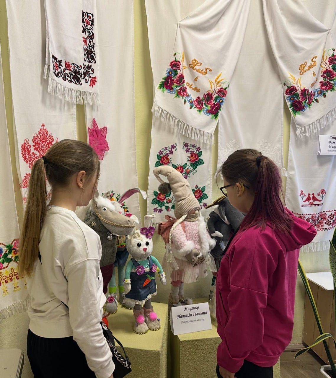 Решетилівські школярі завітали на виставку «Я — жінка, берегиня, я — весна!»