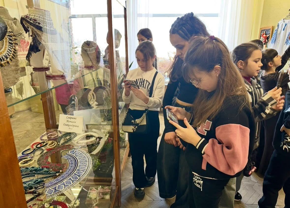 Решетилівські школярі завітали на виставку «Я — жінка, берегиня, я — весна!»