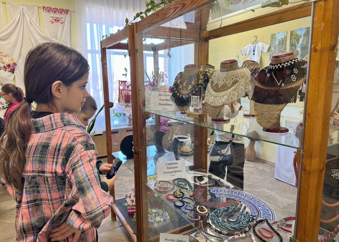 Решетилівські школярі завітали на виставку «Я — жінка, берегиня, я — весна!»