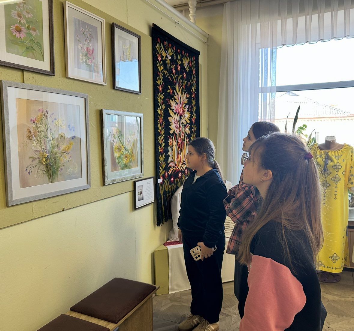 Решетилівські школярі завітали на виставку «Я — жінка, берегиня, я — весна!»