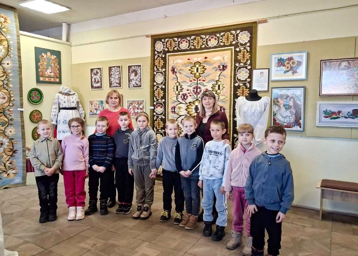 Решетилівські школярі завітали на виставку «Я — жінка, берегиня, я — весна!»