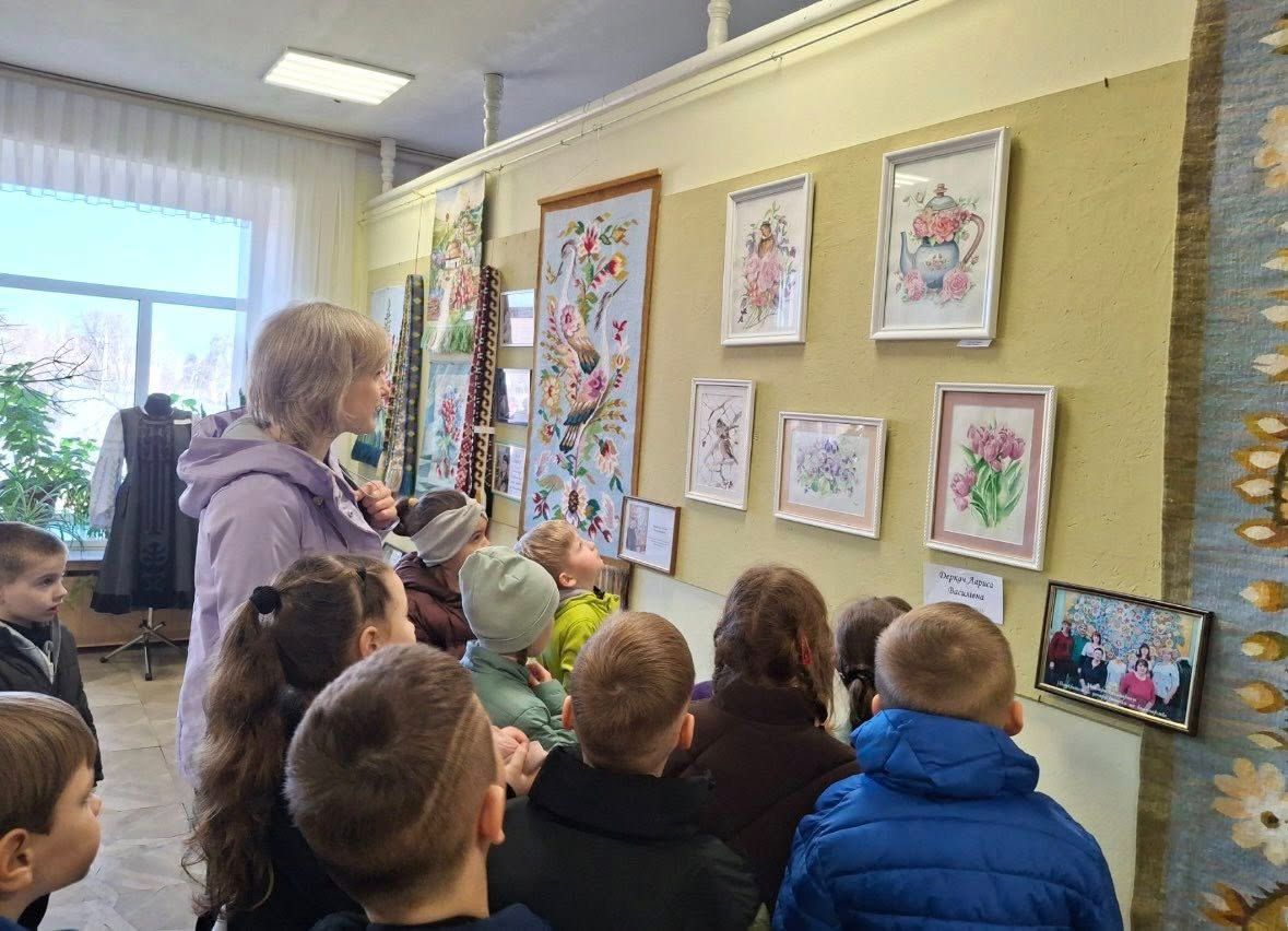 Решетилівські школярі завітали на виставку «Я — жінка, берегиня, я — весна!»