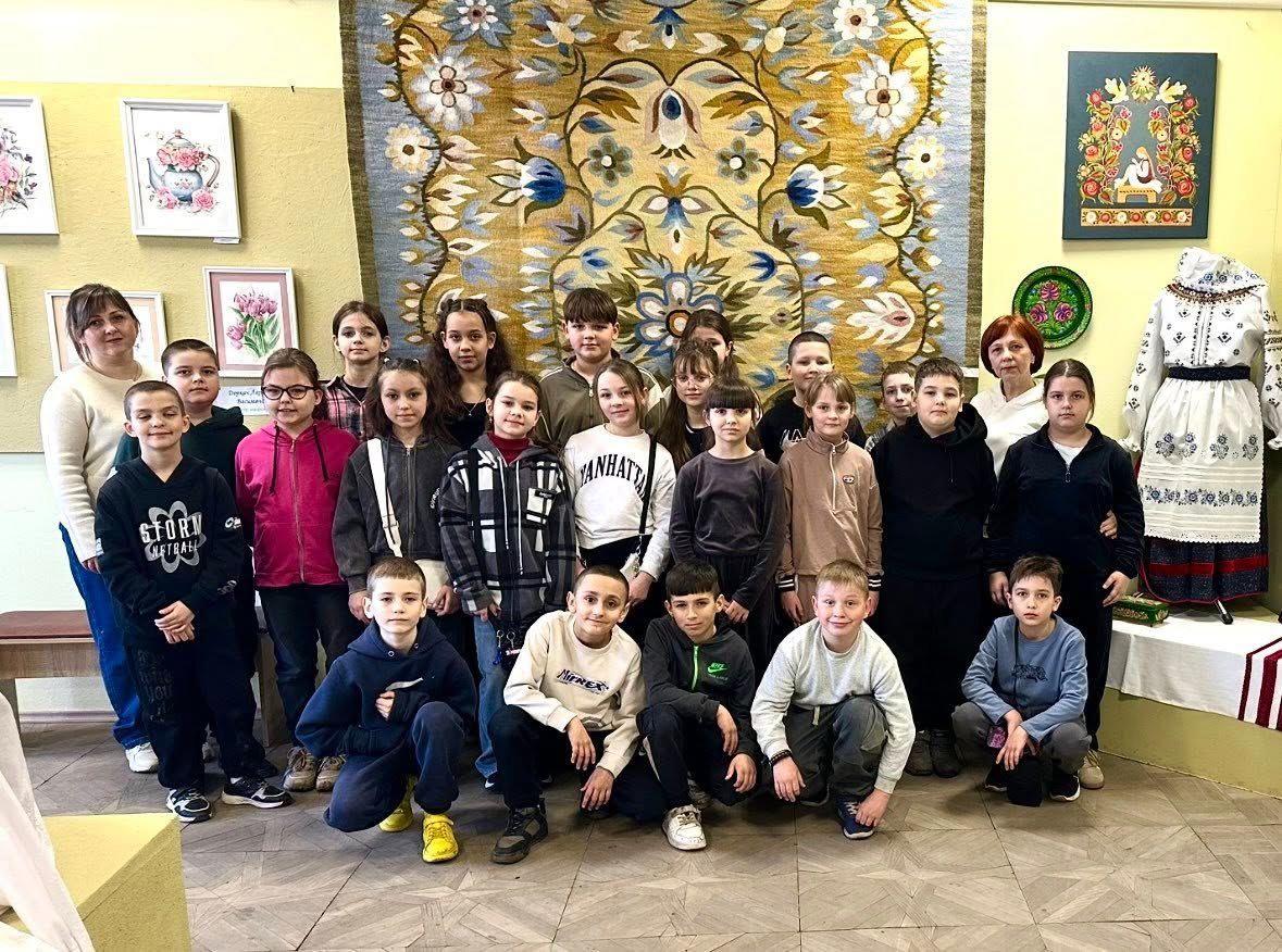 Решетилівські школярі завітали на виставку «Я — жінка, берегиня, я — весна!»