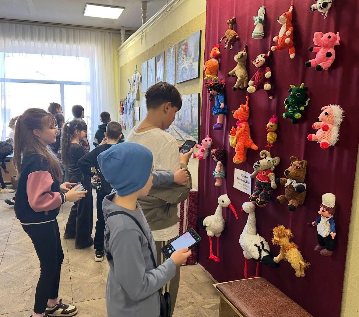 Решетилівські школярі завітали на виставку «Я — жінка, берегиня, я — весна!»