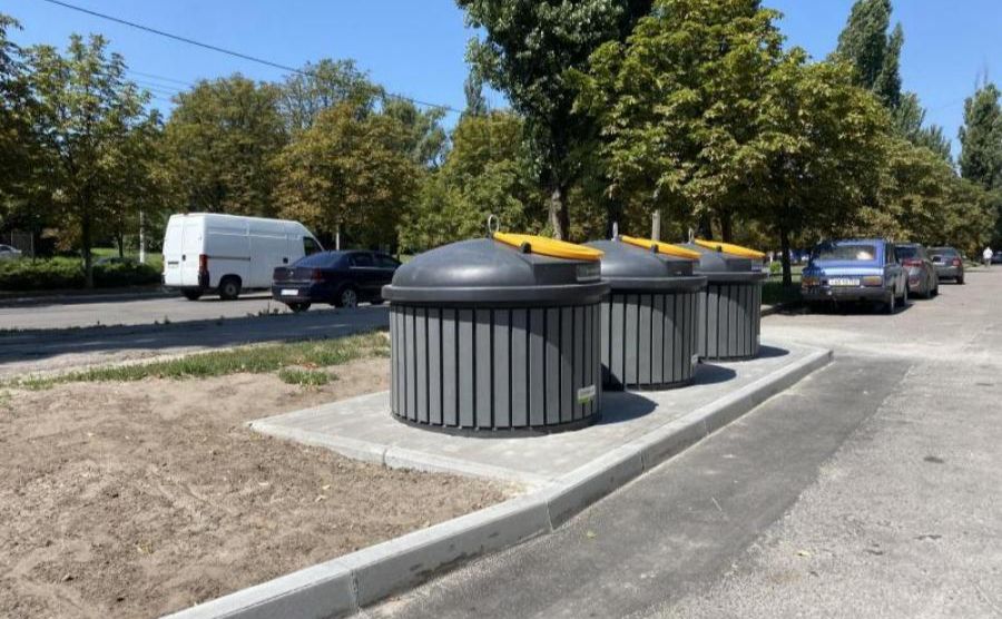 У Кременчуці встановлять сучасні контейнери, які відкриваються педаллю, а не руками