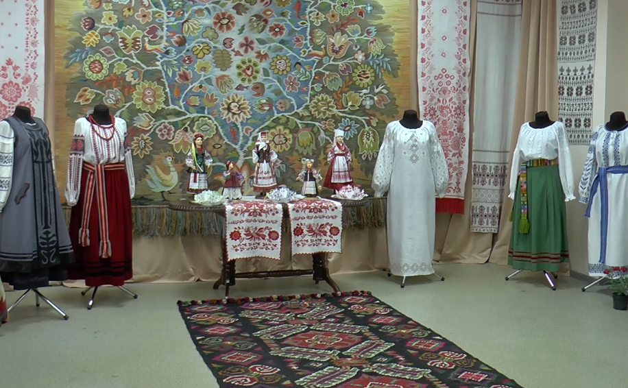 Чергова екскурсійна група надихнулася рукотворами у Центрі вишивки та килимарства