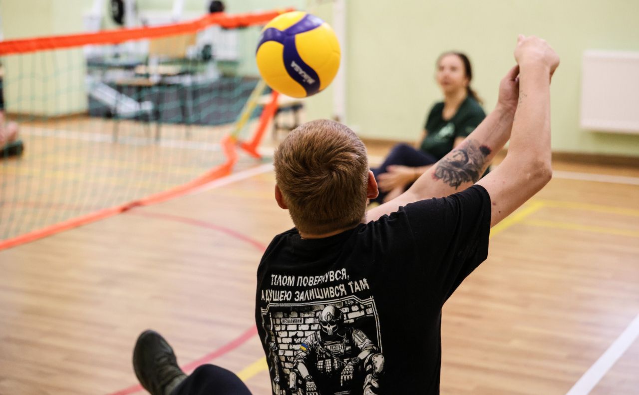 Для ветеранів і ветеранок у Решетилівці організовують тренування з волейболу сидячи