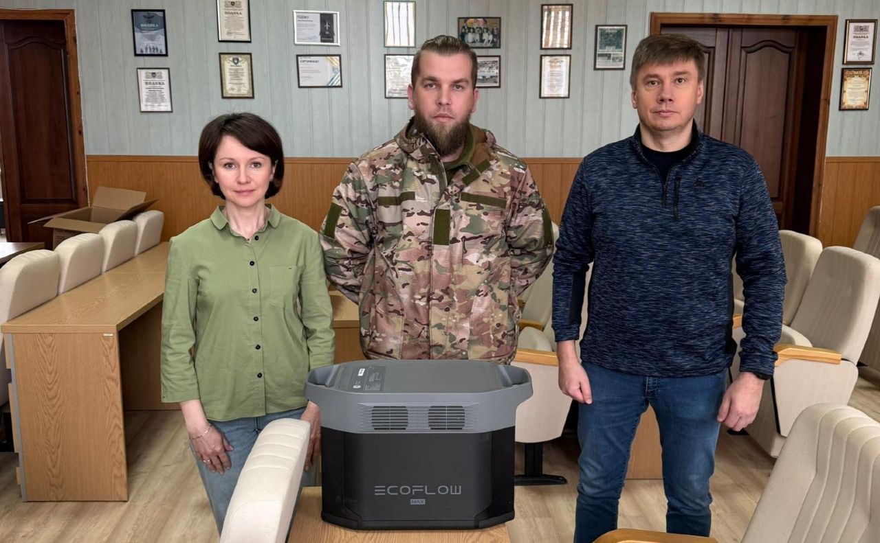 Олександр Біленький та Оксана Дядюнова передали зарядну станцію захиснику-земляку