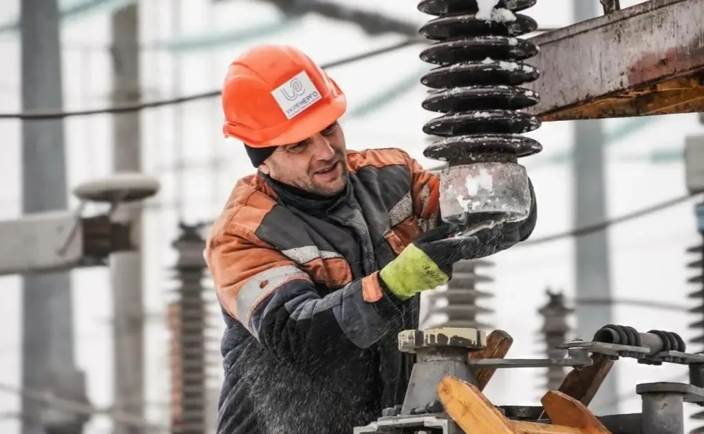 Майже 15 тисяч працівників отримають доплати за відновлення критичної інфраструктури