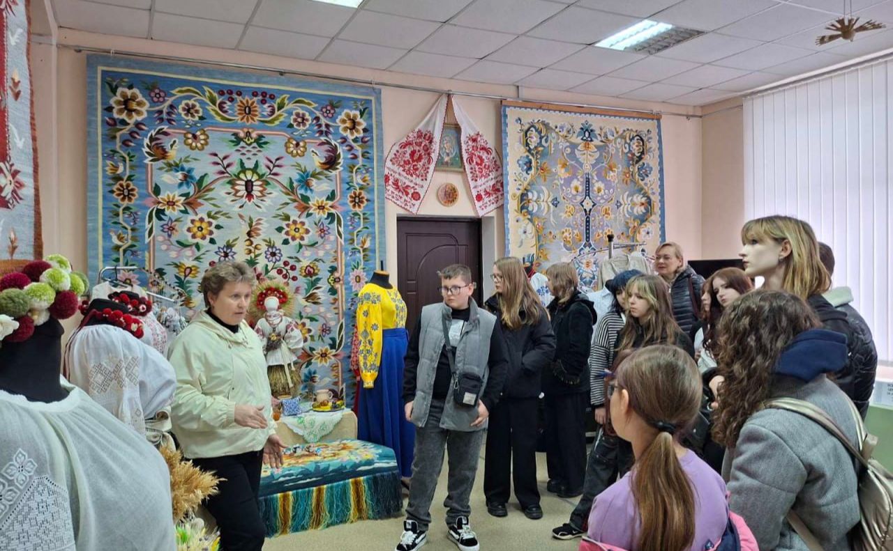 Всеукраїнський центр вишивки та килимарства відвідали освітяни та учні із Харківщини
