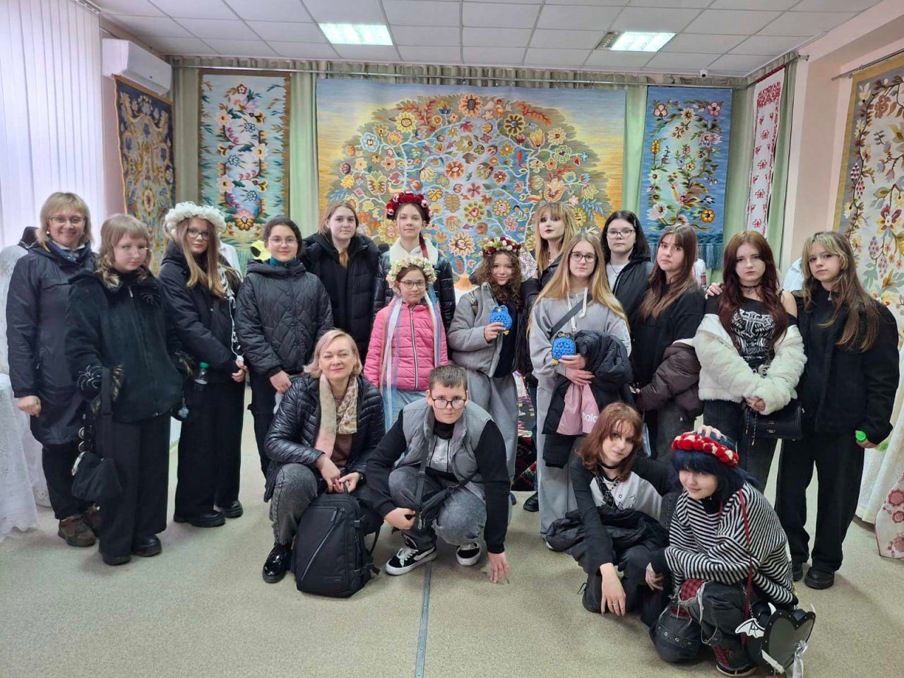 Всеукраїнський центр вишивки та килимарства відвідали освітяни та учні із Харківщини