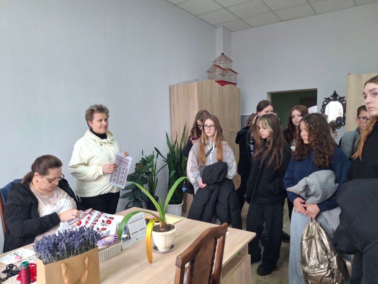 Всеукраїнський центр вишивки та килимарства відвідали освітяни та учні із Харківщини