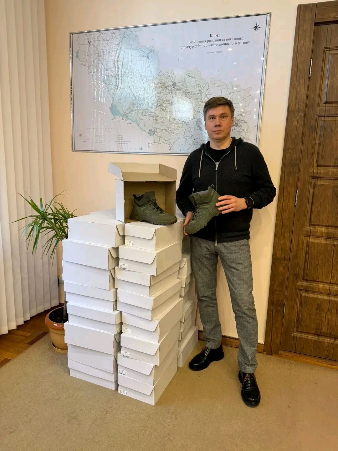 Олександр Біленький передав взуття на фронт