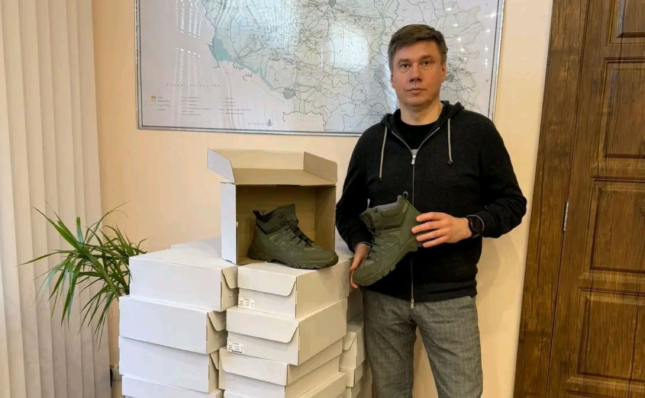Олександр Біленький передав взуття на фронт