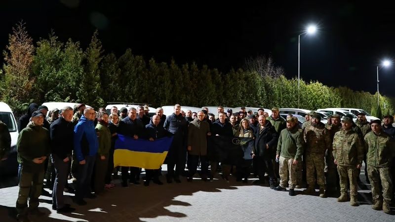 Латвійські підприємці передали українським військовим 43 автомобілі