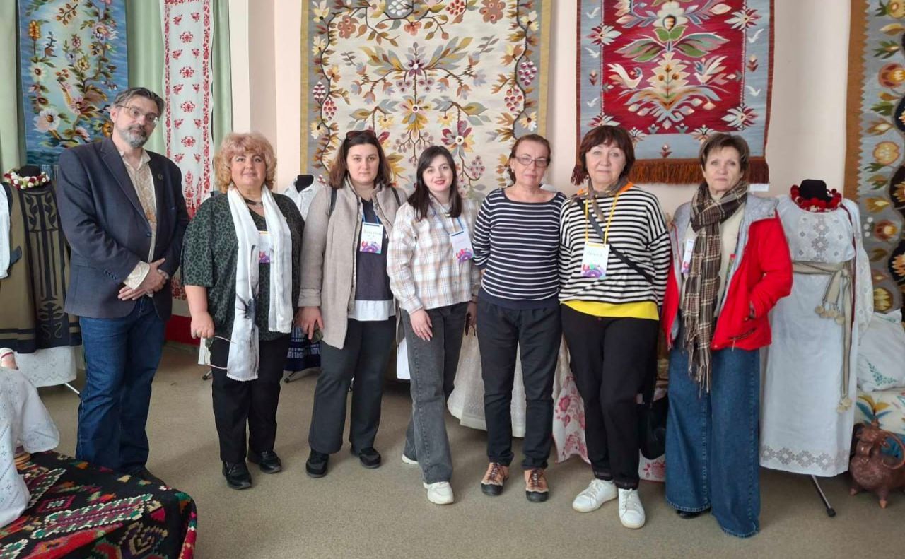 Всеукраїнський центр вишивки та килимарства відвідали освітяни із Зінькова