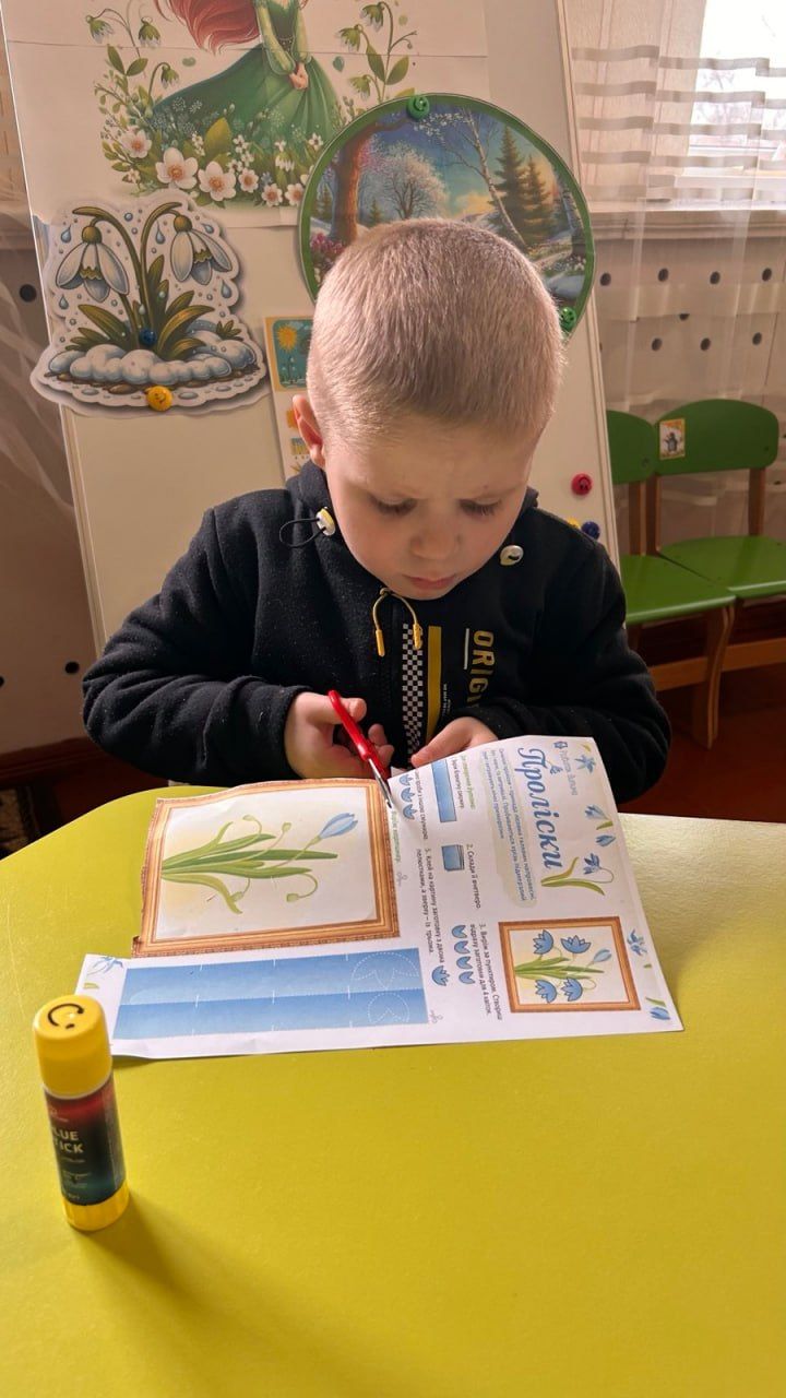 Решетилівські дітлахи досліджують світ первоцвітів