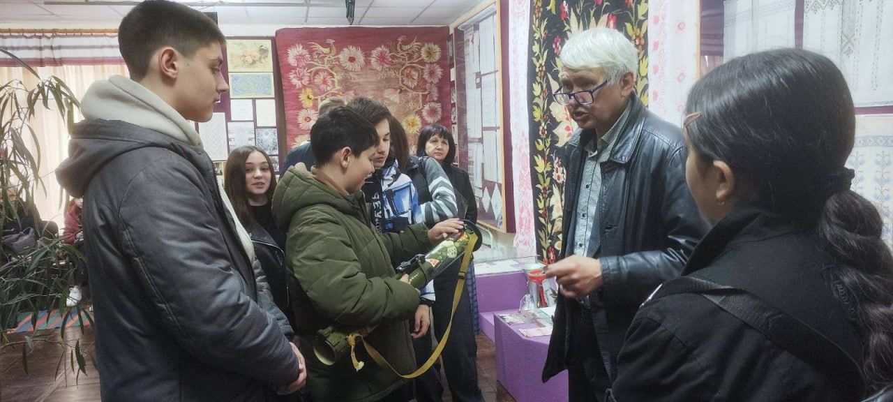 Глибокобалківські школярі відвідали персональну виставка заслуженого художника України Володимира Мазура