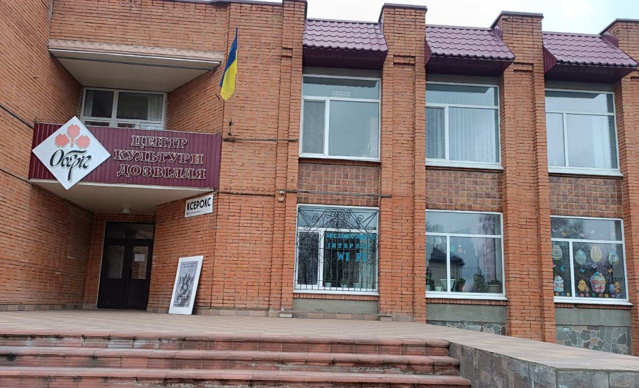 У Решетилівській ЦМБ до Великодня презентували виставку та фотозону