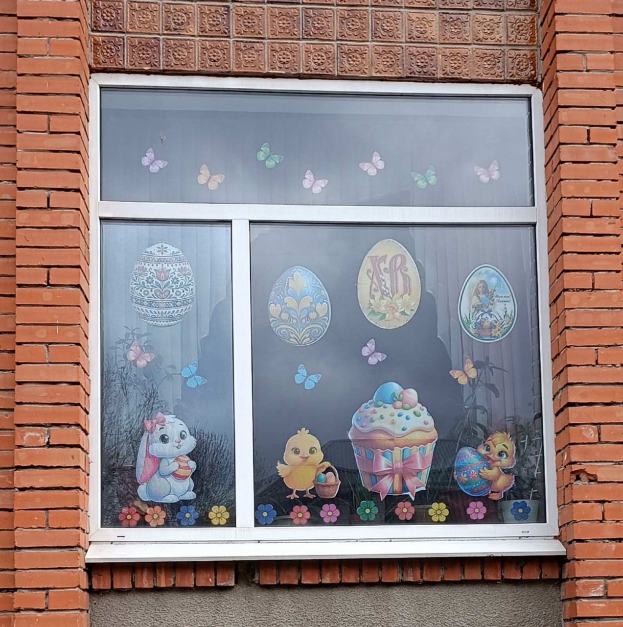 У Решетилівській ЦМБ до Великодня презентували виставку та фотозону