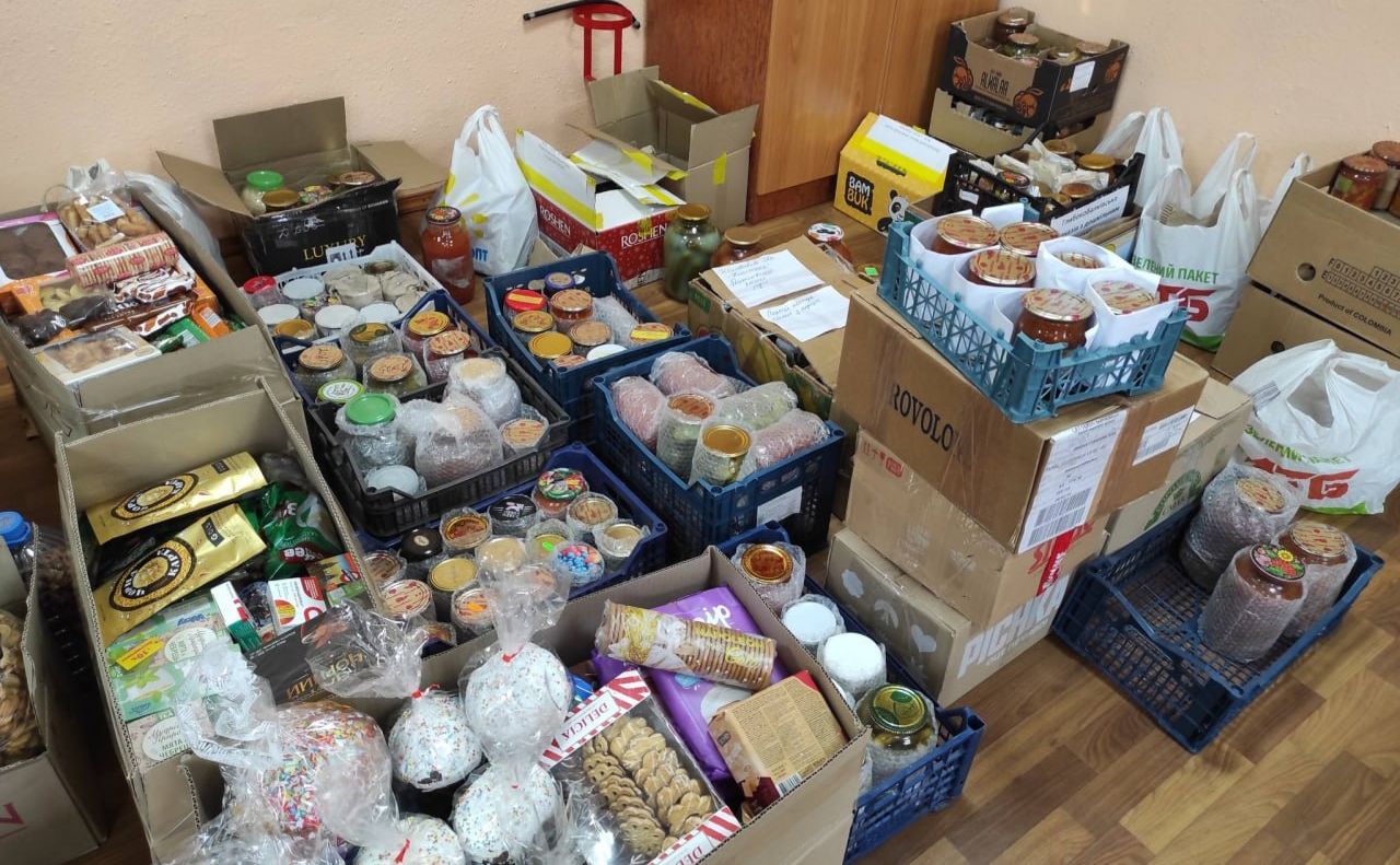 Решетилівський відділ освіти зібрав гостинці для захисників