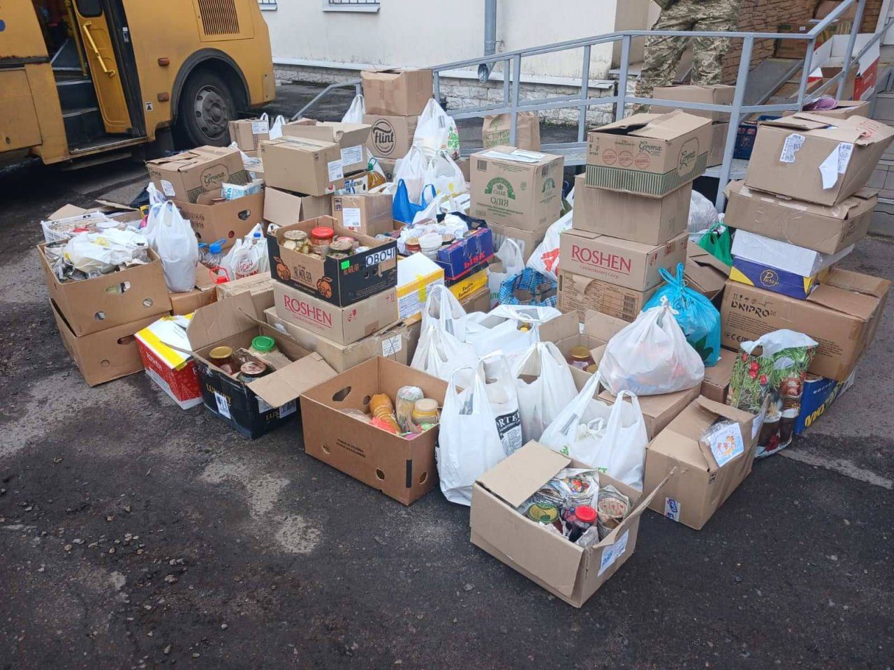 Решетилівський відділ освіти зібрав гостинці для захисників