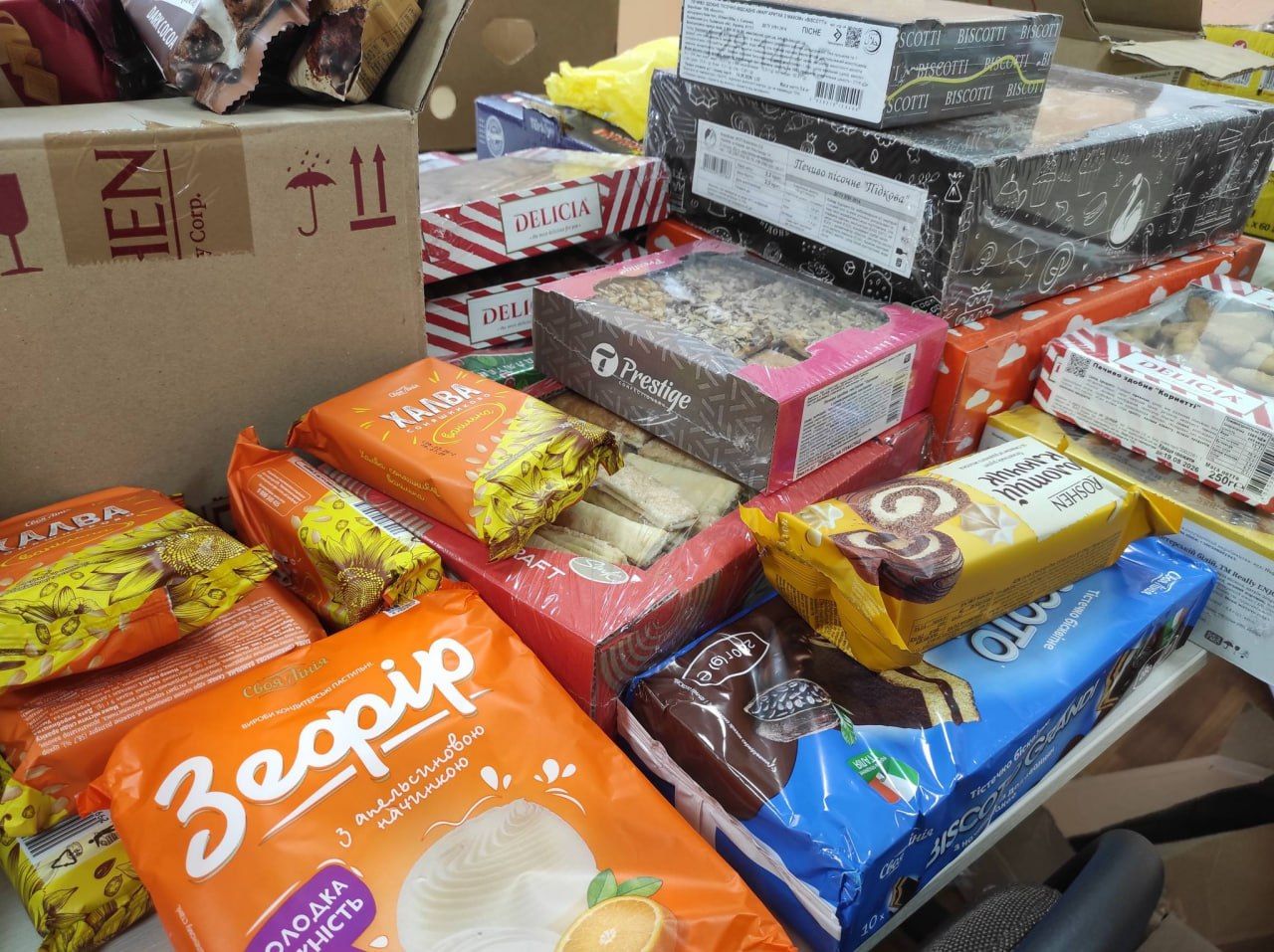 Решетилівський відділ освіти зібрав гостинці для захисників