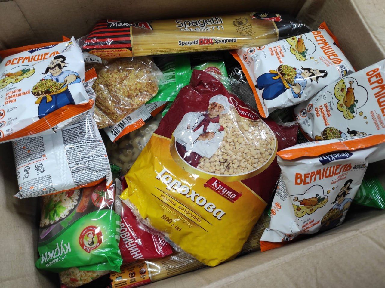 Решетилівський відділ освіти зібрав гостинці для захисників