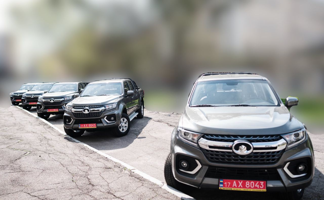 З Полтавщини на фронт передали 5 новеньких пікапів