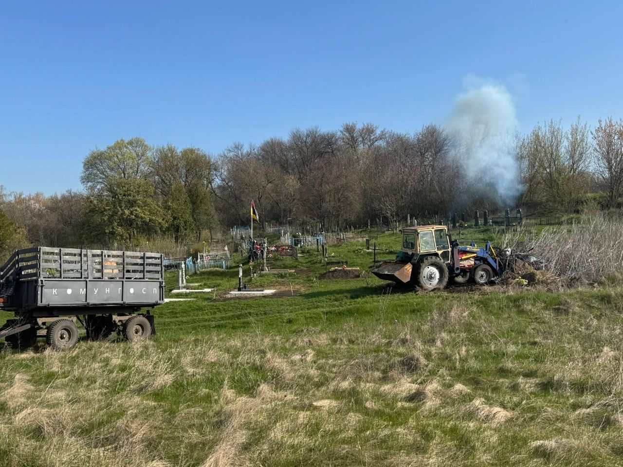 Покровські комунальники висадили троянди на Алеях Слави