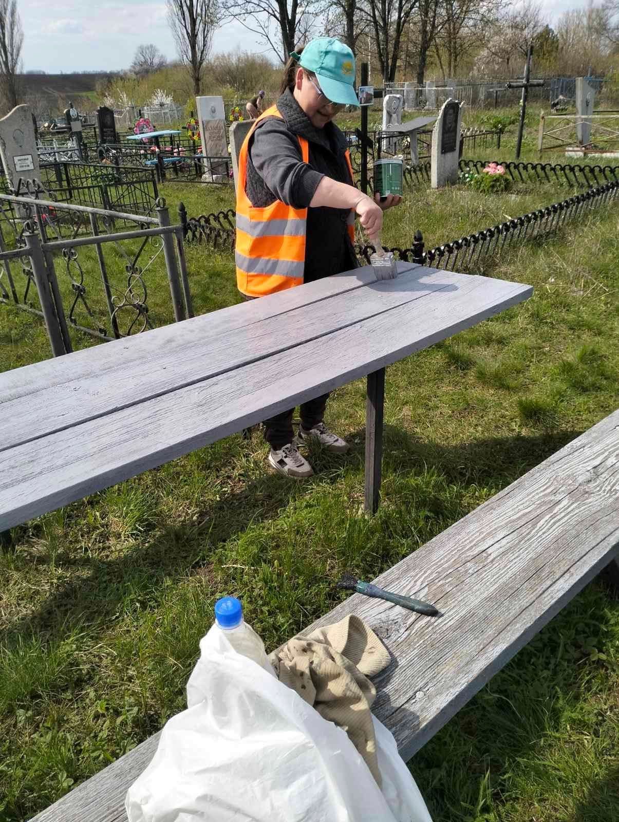 Покровські комунальники висадили троянди на Алеях Слави