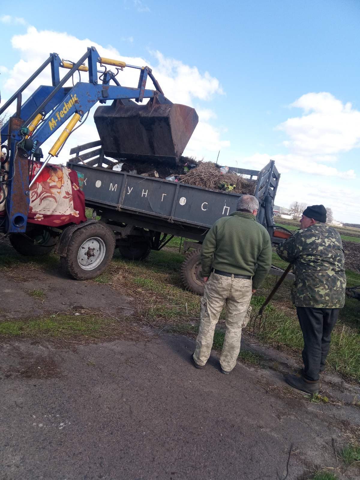 Покровські комунальники висадили троянди на Алеях Слави