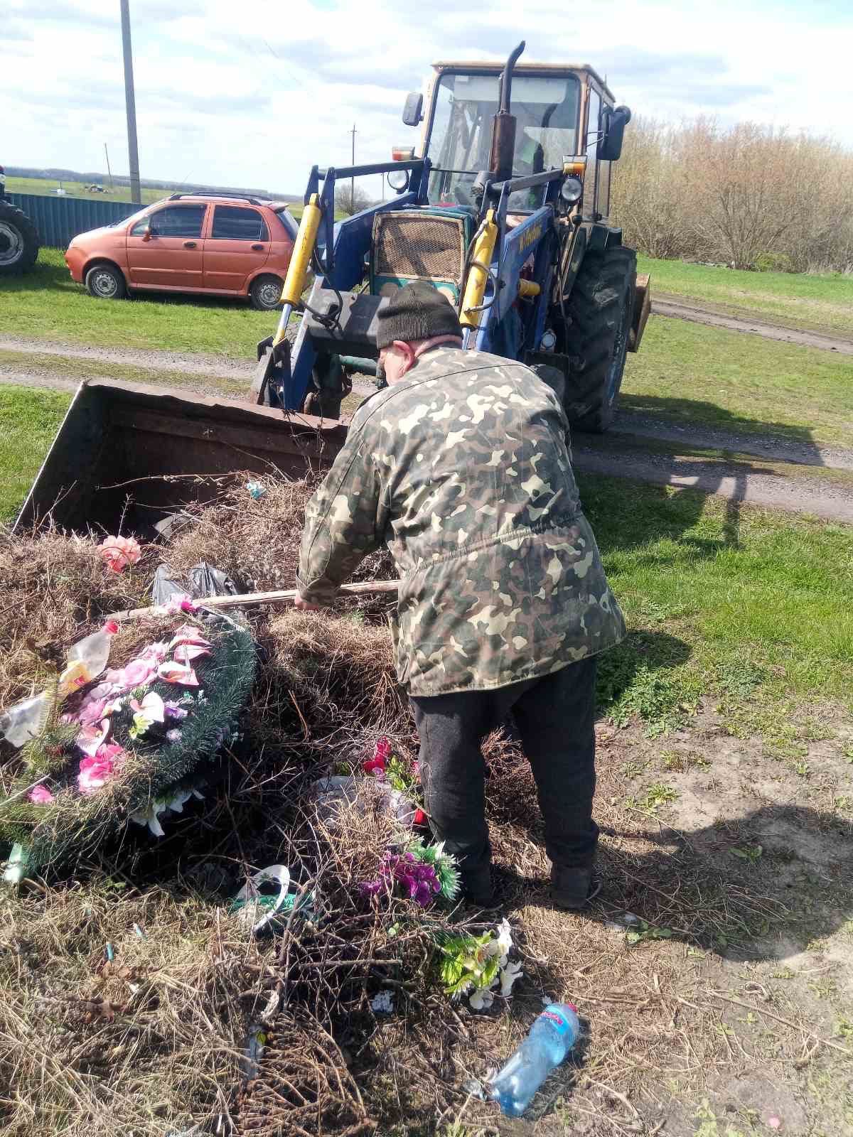 Покровські комунальники висадили троянди на Алеях Слави