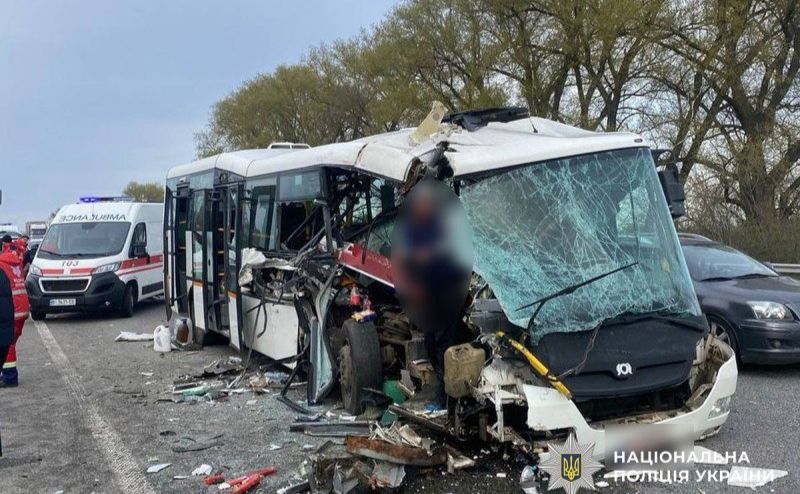 На трасі Київ-Харків автобус зіткнувся з вантажівкою: травмовано шестеро людей