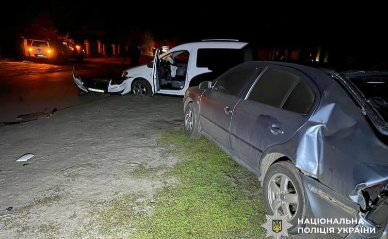У Решетилівці п’яний водій врізався в електроопору і протаранив припарковане авто