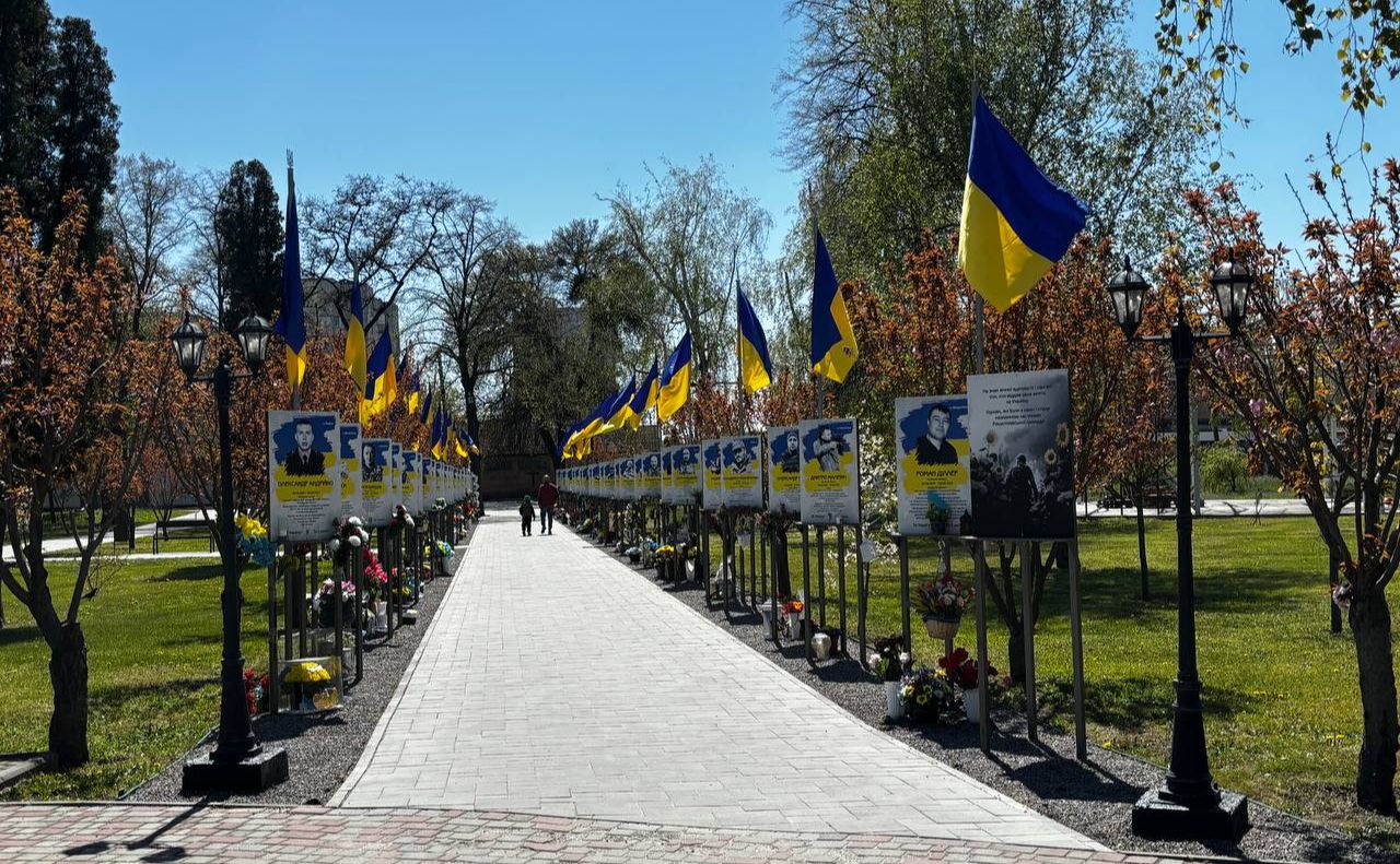 На Алеї Героїв у Решетилівці встановили прапори